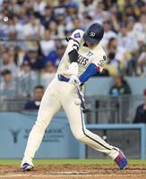 　５回、40号ソロを放つ大谷。日本選手では初めて３年連続でシーズン40本塁打に到達した（共同）