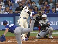 　３回、中前打を放つ大谷（共同）