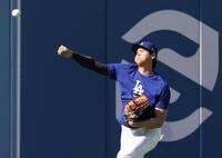 　キャッチボールする大谷（共同）