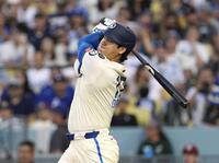 　５回、40号ソロを放つ大谷。日本選手では初めて３年連続でシーズン40本塁打に到達した（共同）