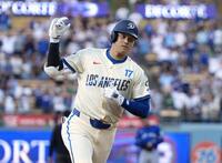 　５回、40号ソロを放ち塁を回る大谷翔平。日本選手では初めて３年連続でシーズン40本塁打に到達した（共同）