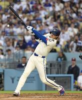 　５回、40号ソロを放つ大谷翔平。日本選手では初めて３年連続でシーズン40本塁打に到達した（共同）