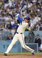 　５回、40号ソロを放つ大谷翔平。日本選手では初めて３年連続でシーズン40本塁打に到達した（共同）