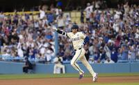 　５回、40号ソロを放ち塁を回る大谷。日本選手では初めて３年連続でシーズン40本塁打に到達した（共同）