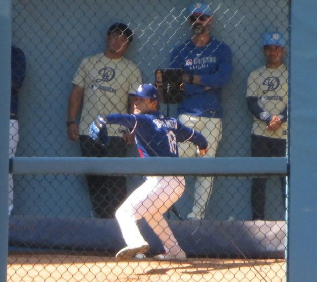 　ブルペンで投球練習をする山本（撮影・小林信行）