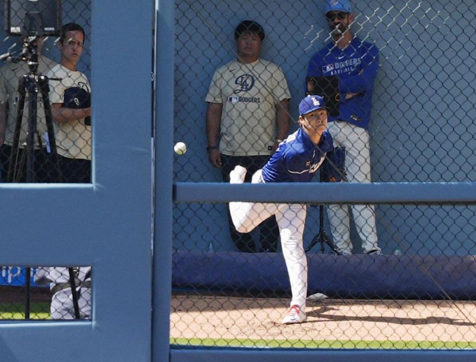 　ブルペンで投球練習する山本（共同）