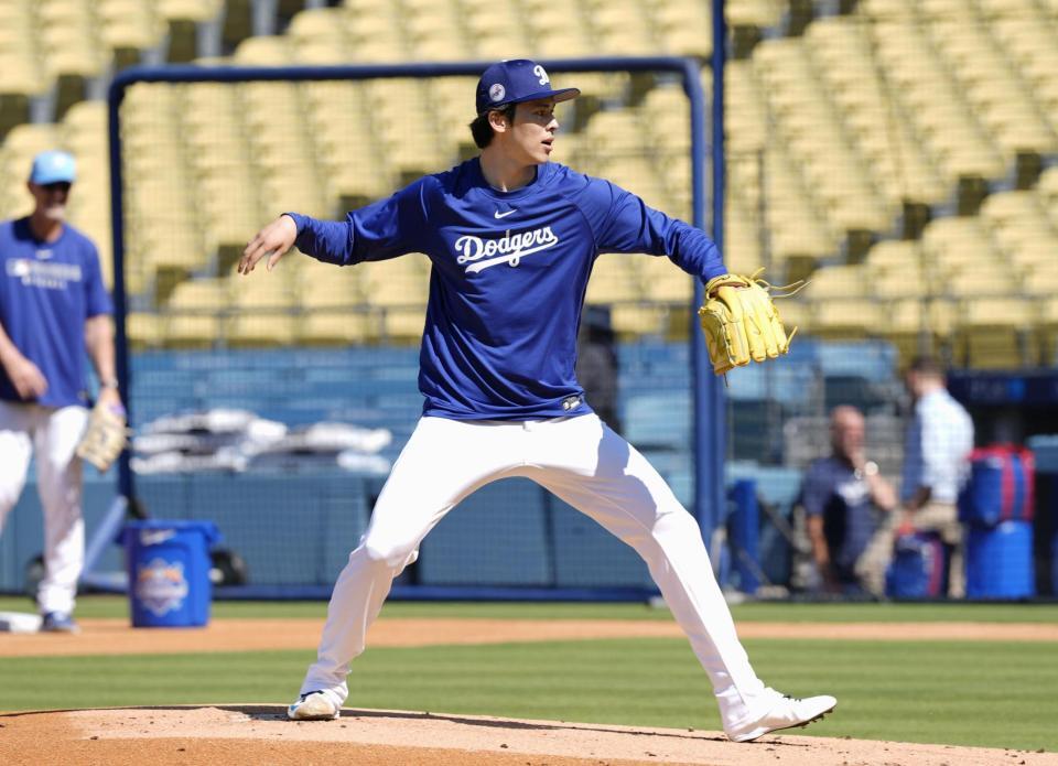 　守備練習する佐々木（共同）