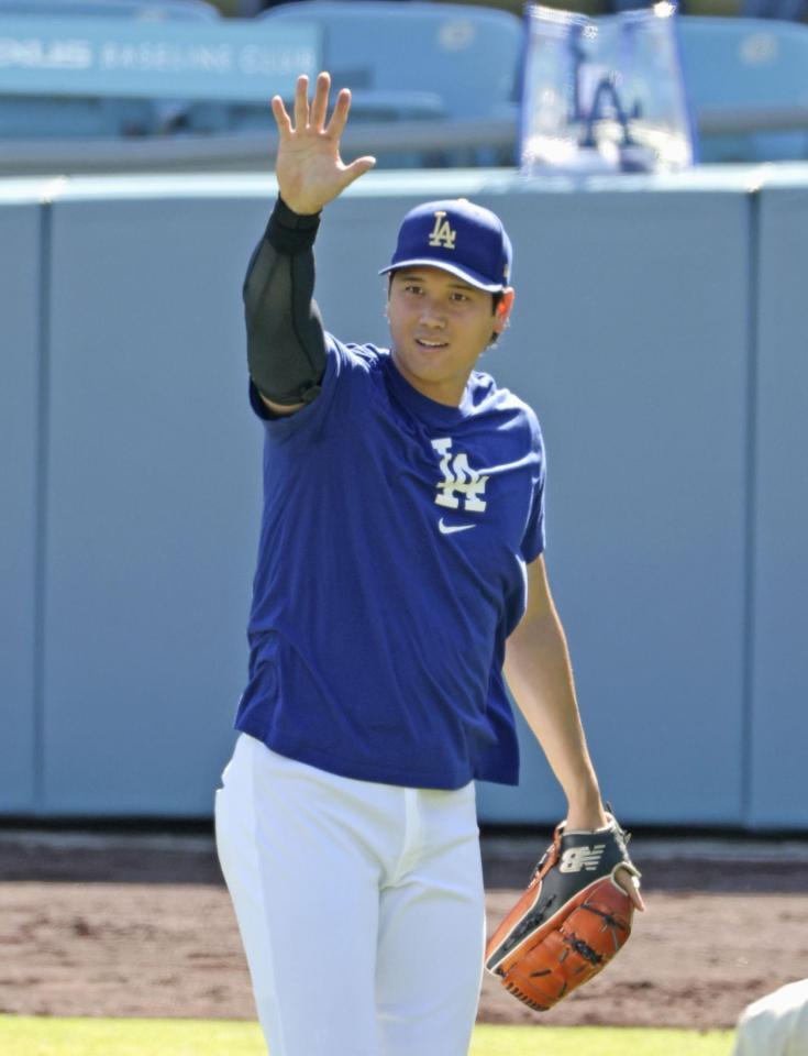 　試合前練習でキャッチボールを終えた大谷（共同）