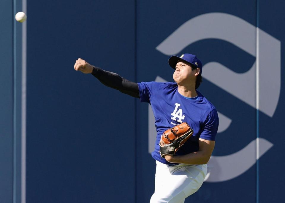 　キャッチボールする大谷（共同）