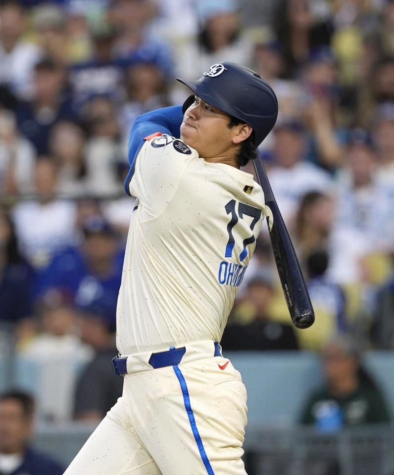 　５回、40号ソロを放つ大谷。日本選手では初めて３年連続でシーズン40本塁打に到達した（共同）