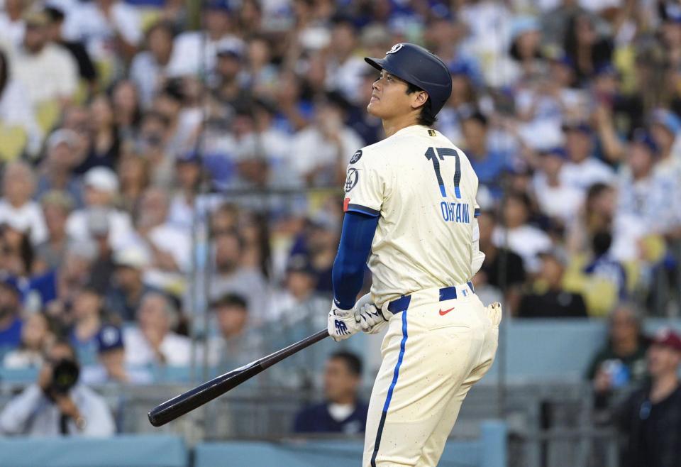 　５回、40号ソロを放つ大谷。日本選手では初めて３年連続でシーズン40本塁打に到達した（共同）