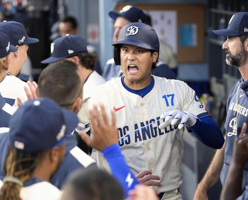 　５回、40号ソロを放ちベンチで迎えられる大谷翔平。日本選手では初めて３年連続でシーズン40本塁打に到達した（共同）