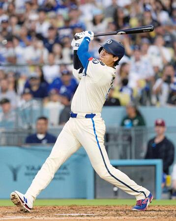　本塁打を放つ大谷（共同）