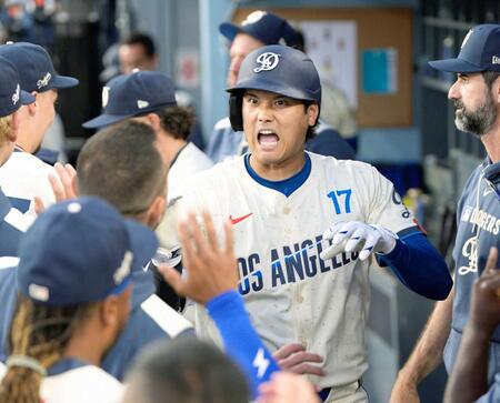　５回、４０号ソロを放ち、ベンチで迎えられる大谷（共同）