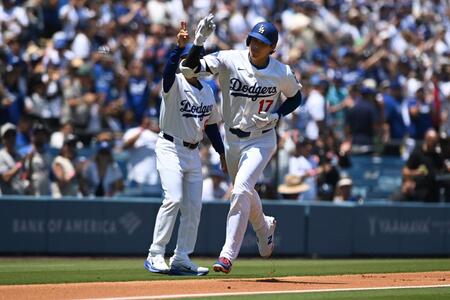 　初回、２戦連続となる４１号ソロを放ち、ダイヤモンドを一周する大谷（写真：ＡＰ／アフロ）