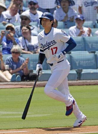 　ブルージェイズ戦の１回、先頭打者本塁打を放ち一塁へ向かうドジャース・大谷＝ロサンゼルス（共同）