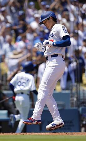 　１回、先頭打者本塁打を放った大谷（共同）