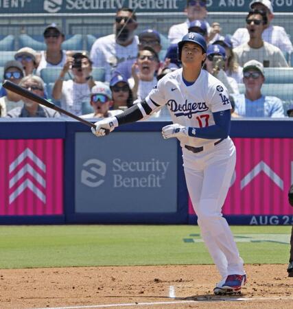 　　１回、先頭打者本塁打を放つ大谷（共同）