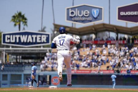 　１回、先頭打者本塁打を放った大谷（共同）