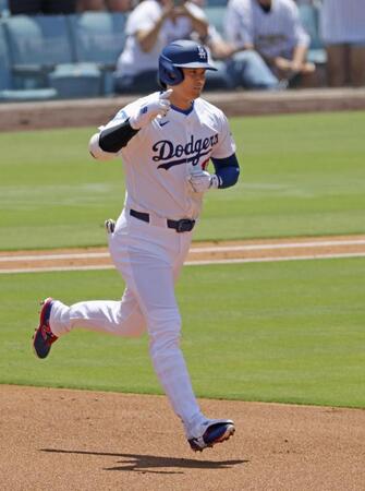 　１回、先頭打者本塁打を放った大谷（共同）