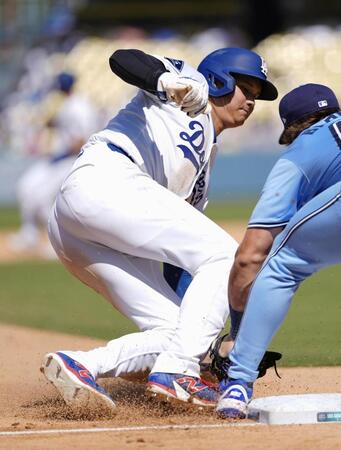 　６回、三盗に失敗する大谷（共同）