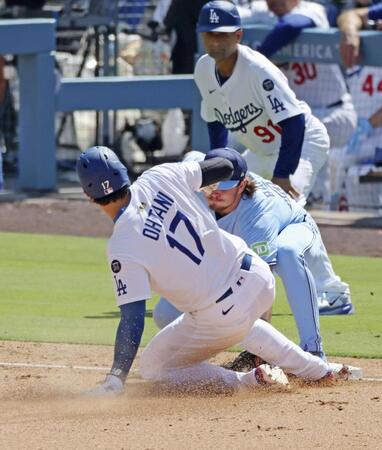 　６回、三盗に失敗する大谷（共同）