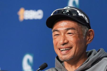 　記者会見で笑顔を見せるイチローさん＝シアトル（ＡＰ＝共同）