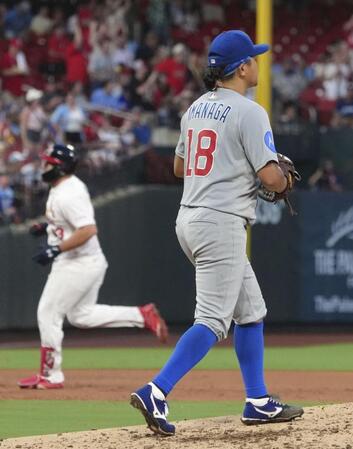 　３回、パヘス（左）に２ランを浴びた今永（共同）