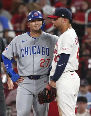 　８回、四球で出塁し、コントレラスと言葉を交わす鈴木（左）＝共同