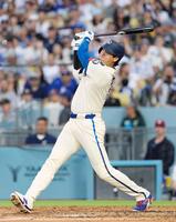 　本塁打を放つ大谷（共同）