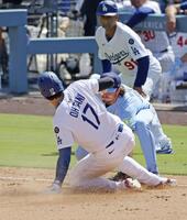 　６回、三盗に失敗する大谷（共同）