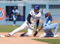 　６回、二盗を決める大谷（共同）