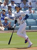 　ブルージェイズ戦の１回、先頭打者本塁打を放ち一塁へ向かうドジャース・大谷＝ロサンゼルス（共同）