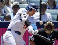 　１回、先頭打者本塁打を放つ大谷（共同）