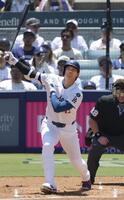 　１回、先頭打者本塁打を放つ大谷（共同）
