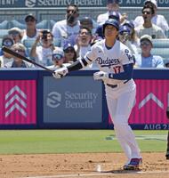 　　１回、先頭打者本塁打を放つ大谷（共同）