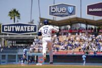 　１回、先頭打者本塁打を放った大谷（共同）