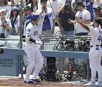 　１回、先頭打者本塁打を放ちヒマワリの種で迎えられる大谷（共同）