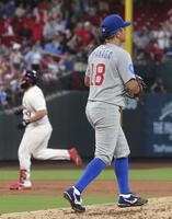 　３回、パヘス（左）に２ランを浴びた今永（共同）