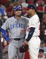 　８回、四球で出塁し、コントレラスと言葉を交わす鈴木（左）＝共同