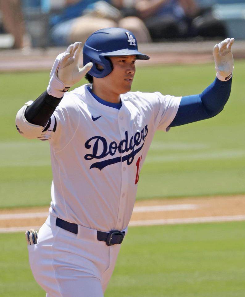 　１回、先頭打者本塁打を放った大谷（共同）