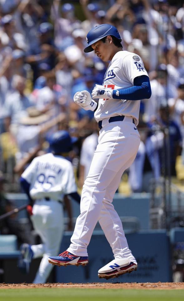 　１回、先頭打者本塁打を放った大谷（共同）