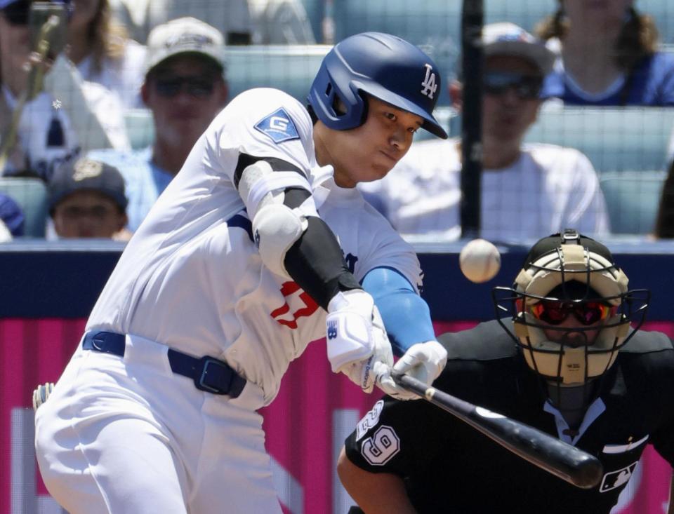 　１回、先頭打者本塁打を放つ大谷（共同）