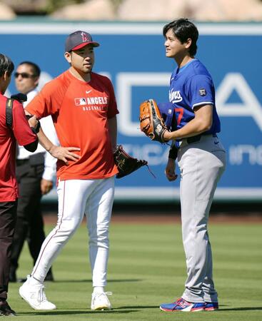 　菊池（左）と話す大谷（共同）