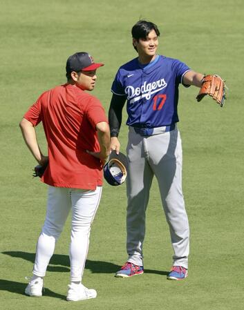 　菊池（左）と言葉を交わす大谷（共同）