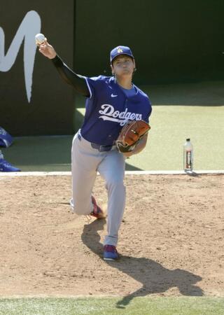 　ブルペンで投球する大谷（共同）