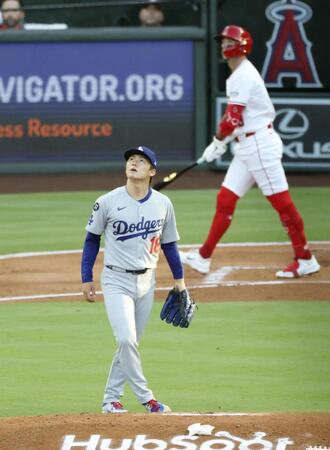 １回、ネト（奥）に先頭打者初球本塁打を浴びた山本（共同）