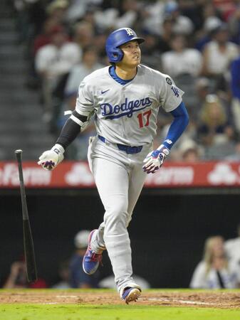　８回、３試合連続本塁打となる４２号ソロを放つ大谷（共同）