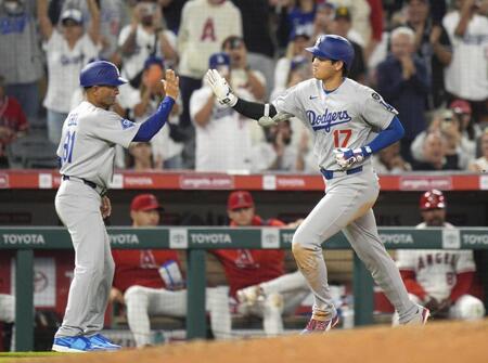 　８回、４２号ソロを放ち、コーチとタッチを交わす大谷（共同）