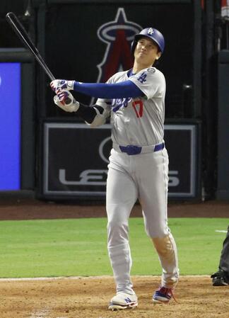 　８回、３試合連続本塁打となる４２号ソロを放つ大谷（共同）